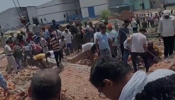 இடிந்து விழுந்த 8 அடி சுவர்.. இடிபாடுகளில் சிக்கி 5 பேர் பரிதாப பலி: டெல்லியில் அதிர்ச்சி சம்பவம்!