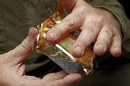 புதையலில் பழங்காலத்து நகைகள்.. ஓட்டல் உரிமையாளருக்கு விபூதி அடித்த வட மாநில தொழிலாளர்கள் !