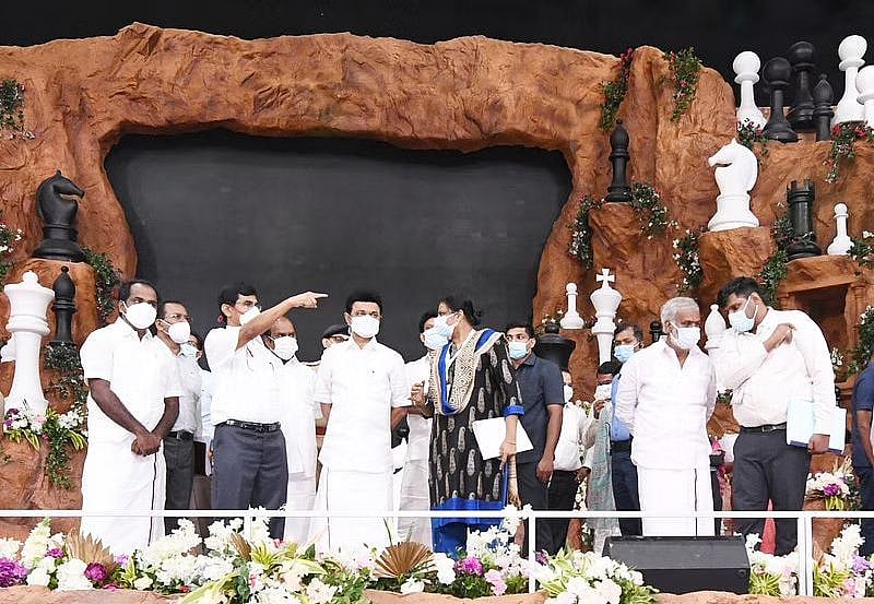 "தாய்மை தடையில்லை!" - நிறைமாத கர்ப்பிணியாக களத்தில் இறங்கும் Grand Master - யார் இந்த ஹரிகா துரோணவல்லி ?