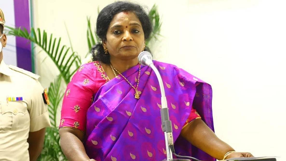 “குருட்டுப் பூனை விட்டத்தில் தாவியதைப் போல் அம்மையார் தவிப்பதேன்?” : ஆளுநர் தமிழிசைக்கு சிலந்தி பதிலடி !