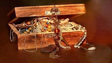 ரூ.247 கோடிக்கு நகைகள் திருட்டு.. கண்டுபிடிப்போருக்கு ரூ.57 கோடி பரிசு அறிவித்த கோடீஸ்வரரின் மகள்!