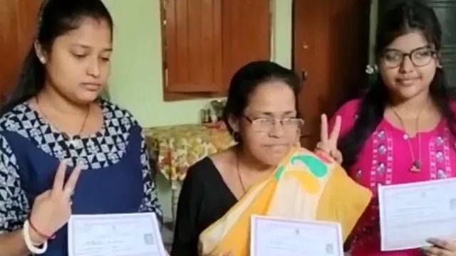 53 வயதில்  10ம் வகுப்பு தேர்வில் வெற்றி பெற்ற தாய்.. ஆசிரியராக இருந்த 12ம் வகுப்பு மாணவிகள்!