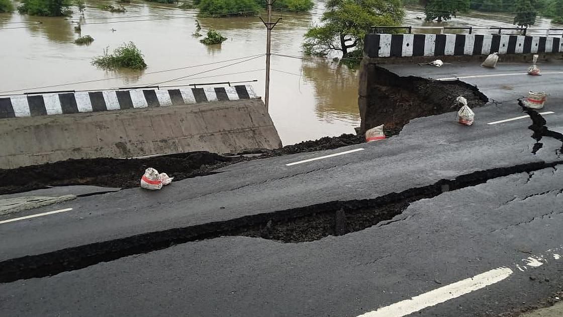 ஒரு மழைக்கே தாங்கல.. சுக்குநூறாக உடைந்த புதிய பாலம்: வெளிச்சத்திற்கு வந்த பா.ஜ.க ஊழல்!