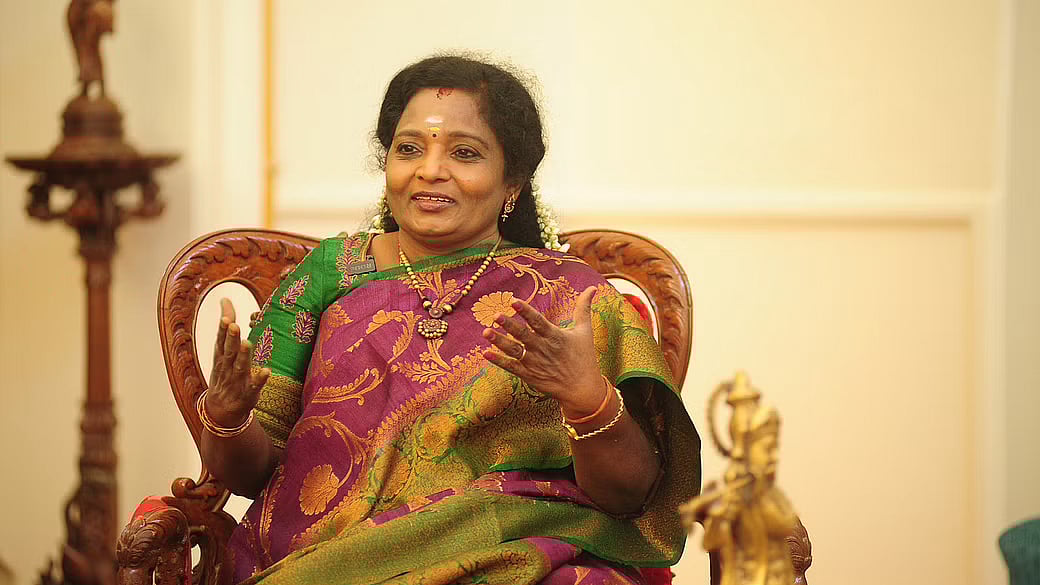 “ஆளுநர்கள் ஆகாயத்திலிருந்து குதித்தவர்களா? - ஏன் தமிழ்நாட்டினுள் மூக்கை நுழைக்கிறார் தமிழிசை” : சிலந்தி !