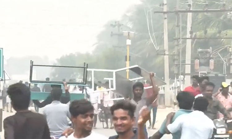 கள்ளக்குறிச்சி பள்ளியில் பொருட்களை திருடி சென்ற கலவரகாரர்கள்: போலிஸுக்கு பயந்து திருப்பி கொடுத்த சம்பவம்!