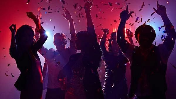 “பார்ட்டிக்கு சென்ற இடத்தில் மனைவிக்கு நேர்ந்த கொடூரம்..” :  தொழிலதிபர் கணவர் மீது போலிஸ் வழக்குப்பதிவு !