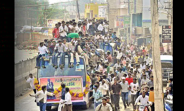 'Bus Day' கொண்டாட்டம்... மாணவர்களுக்கு கடும் எச்சரிக்கை விடுத்த சென்னை காவல் ஆணையர் !