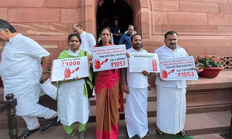 இடைநீக்கம் செய்யப்பட்ட 4 MPக்கள் என்ன குற்றம்  செய்தனர்?..  ஒன்றிய அரசுக்கு டி.ஆர்.பாலு MP கண்டனம்!