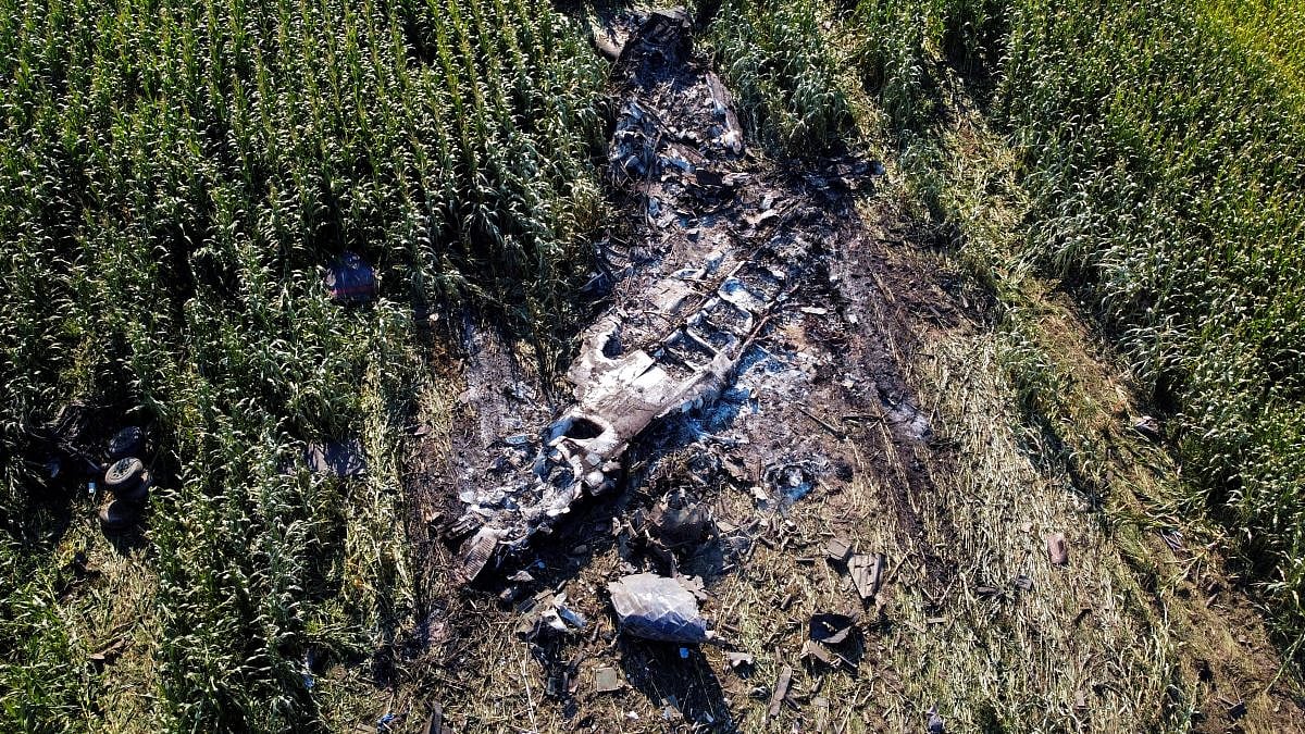 வெடித்துச் சிதறிய விமானம்.. பெரும் சத்தம் கேட்டதால் அதிர்ச்சி! கிராமமக்களுக்கு ராணுவம் எச்சரிக்கை!