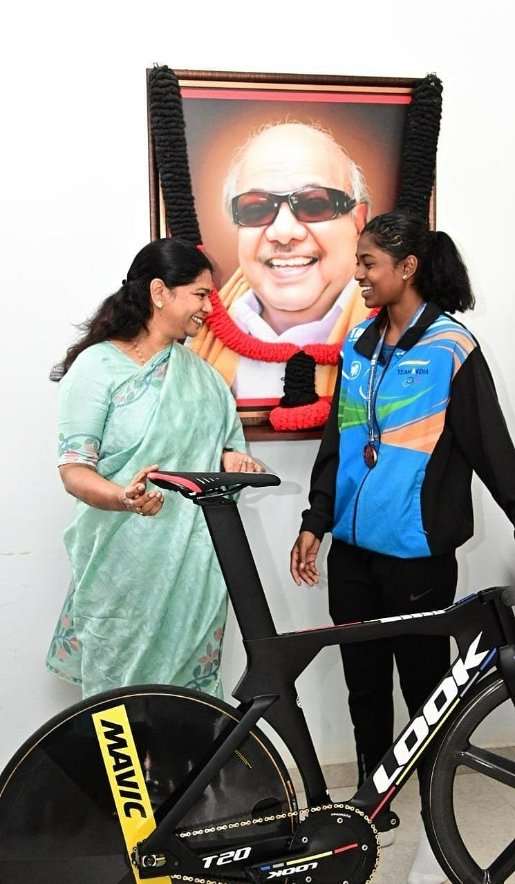 சர்வதேச சைக்ளிங் போட்டியில் பங்கேற்கும் மாணவி.. ரூ.14 லட்சம் மதிப்புள்ள சைக்கிளை பரிசளித்த கனிமொழி MP!