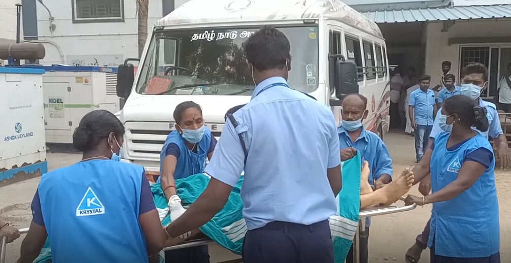 அப்பளம் போல் நொறுங்கிய கார்.. உடல் நசுங்கி கணவன் - மனைவி பரிதாப பலி : நெஞ்சை உருக்கும்  சோக சம்பவம் !