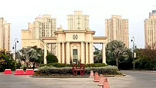 24 வது மாடியில் இருந்து குதித்து தற்கொலை செய்து கொண்ட இளம் பெண்.. காரணம் என்ன?