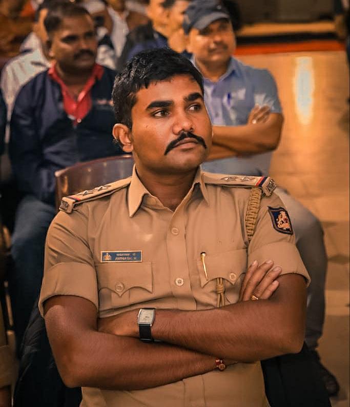 கஞ்சா குற்றவாளிகளை பிடிக்க அதிவேகமாக சென்ற போலிஸ் வாகனம்: பாலத்தில் மோதி 3 போலிஸார் பலி - மூவர் படுகாயம்!