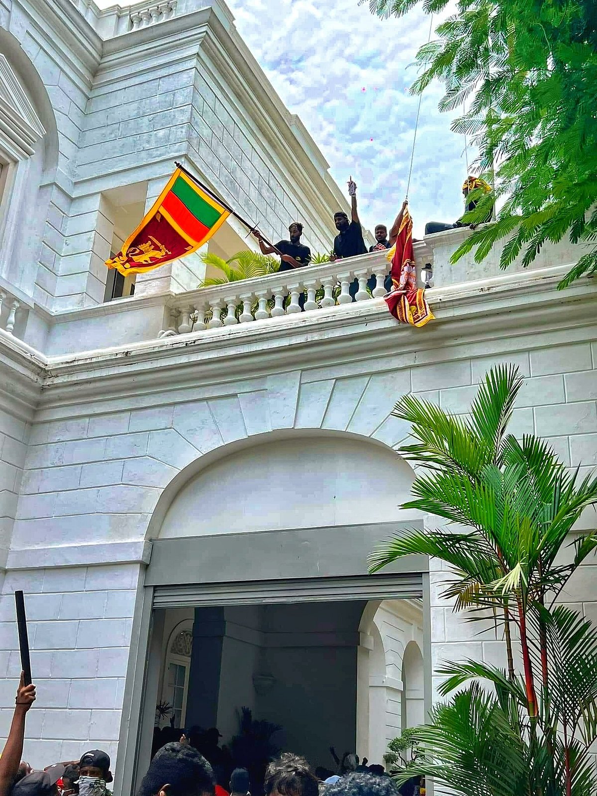 ராஜபக்ஷேக்களின் முகமூடியை சிங்களவர்களே கிழித்தெறிந்து விட்டார்கள்.. இலங்கைக்கு வரலாறு தருகிற பாடம் இது !