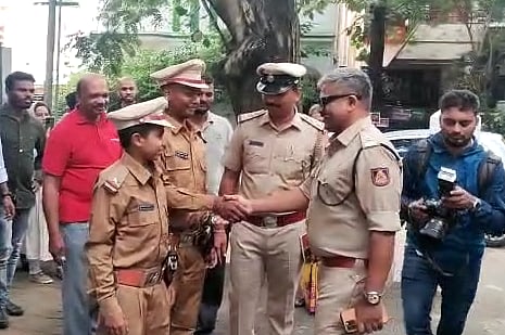 புற்றுநோயால் பாதிக்கப்பட்ட 2 சிறுவர்கள்.. கடைசி ஆசையை நிறைவேற்றிய போலிஸ் அதிகாரி: நெகிழ்ச்சி சம்பவம்!
