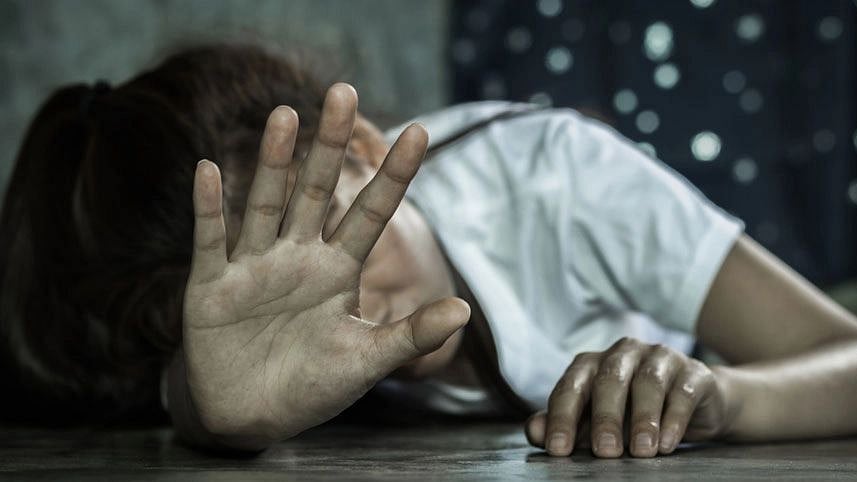 படுக்கையில் சிறுநீர் கழித்த சிறுமி.. வளர்ப்பு தாய் செய்த கொடூரம் - நெஞ்சை பதற வைக்கும் பகீர் சம்பவம்!