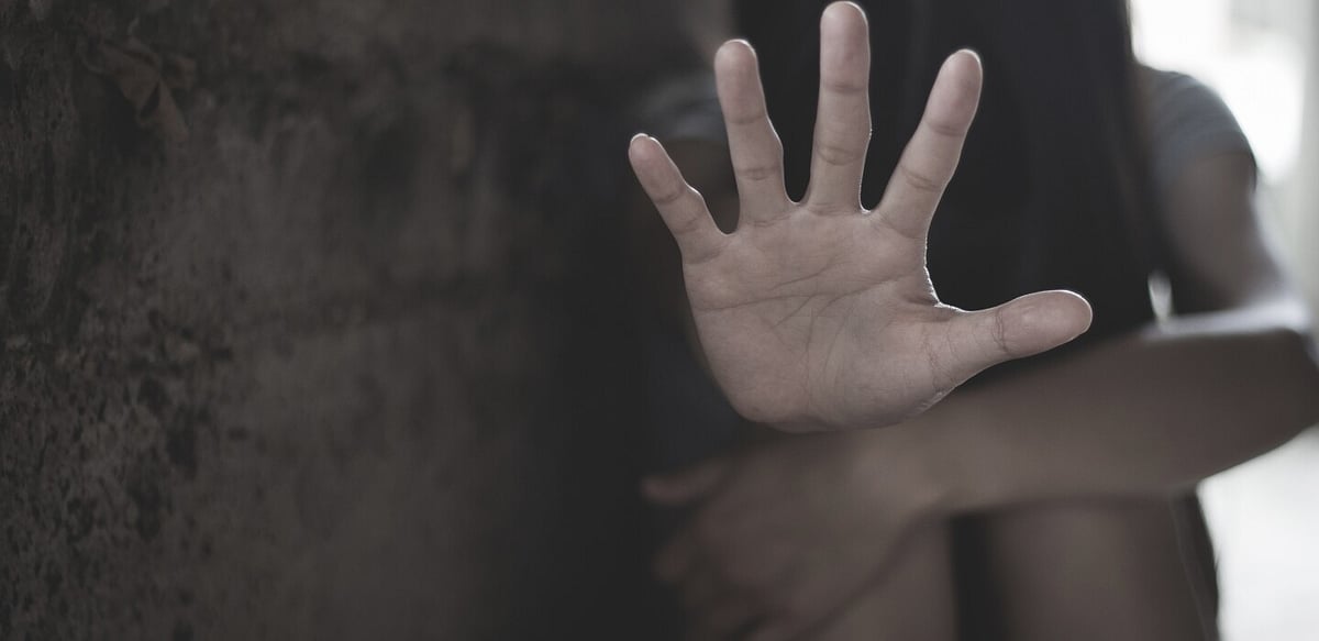 பாலியல் வன்கொடுமை செய்யப்பட்ட சிறுமி.. கணவரின் செயலை வீடியோ எடுத்து மிரட்டிய மனைவி : உ.பி-யில் கொடூரம்!