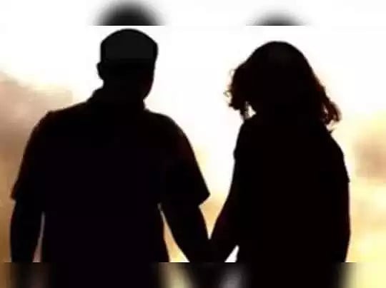 விடுதி அறையில் அரை நிர்வாணத்தில் சடலமாக கிடந்த காதல் ஜோடி.. போலிஸ் விசாரணையில் வெளிவந்த பகீர் தகவல்!