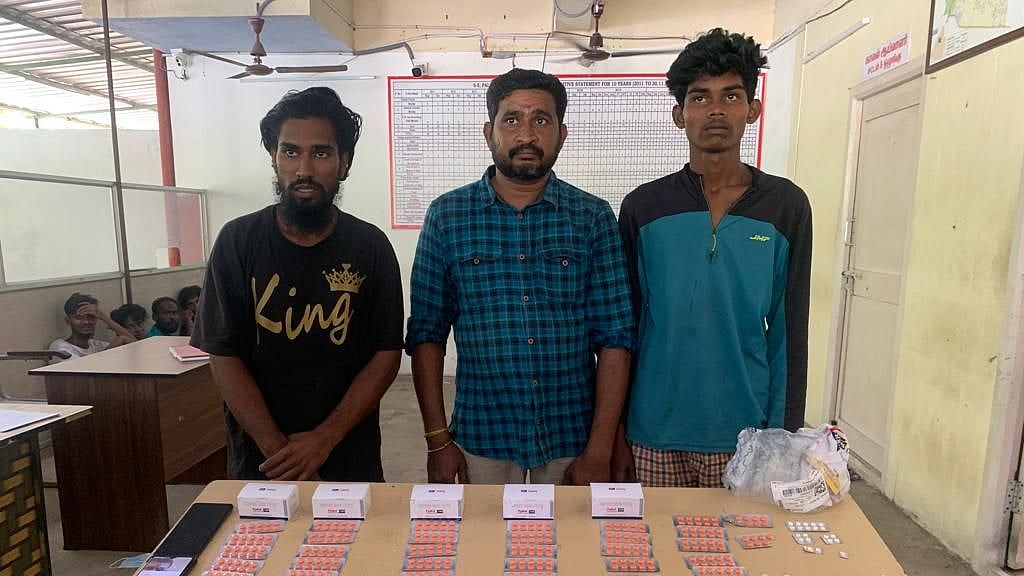 பள்ளி மாணவர்களுக்கு போதை மாத்திரை விற்பனை.. பதுங்கி இருந்து மடக்கி பிடித்த போலிஸ் - சிக்கியது எப்படி?