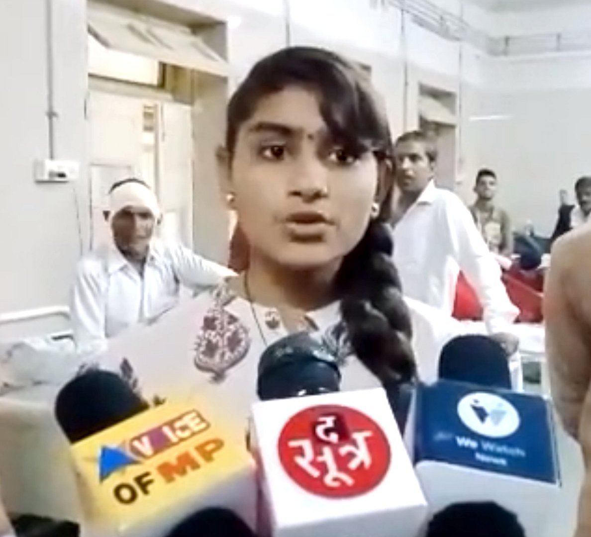 “நீங்கல்லாம் ஸ்கூலுக்கு போக கூடாது” - பட்டியலின மாணவியை தாக்கிய கும்பல்: ம.பி-யில் நடந்த அராஜகம்! (Video)