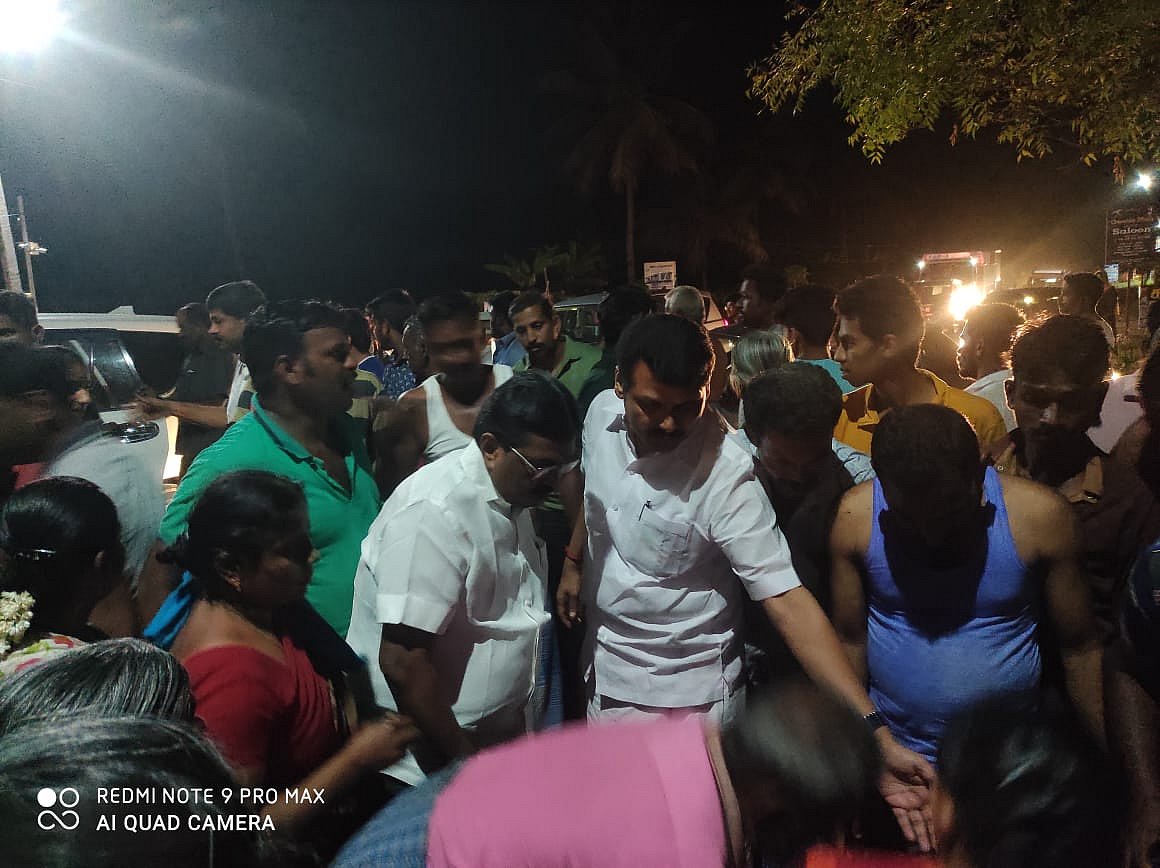 நேருக்கு நேர் மோதிய கார்கள்.. விபத்தில் சிக்கியவர்களை மீட்டு காப்பாற்றிய அமைச்சர் செந்தில் பாலாஜி !