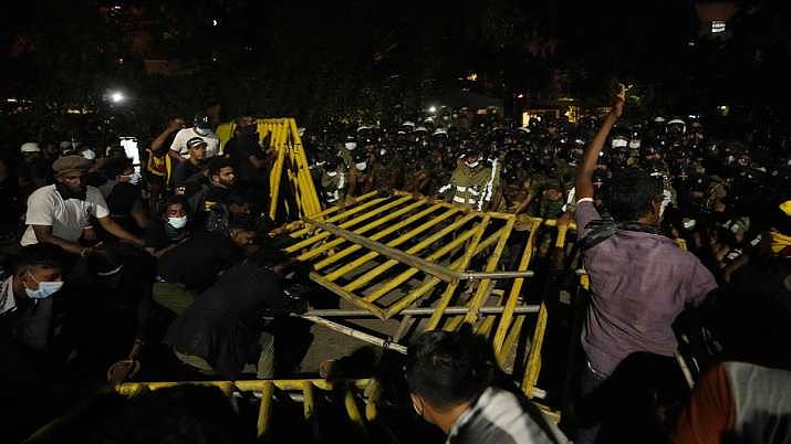 இலங்கையில் பொதுமக்களை தாக்கிய ராணுவம்.. BBC தமிழ் செய்தியாளரும் தாக்கப்பட்டதால் அதிர்ச்சி!