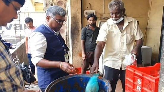 சமூகவலைதளத்தில் புகார்.. அதிரடியாக களத்தில் இறங்கிய அதிகாரிகள்: 10 கிலோ கெட்டுப்போன இறைச்சி பறிமுதல்!