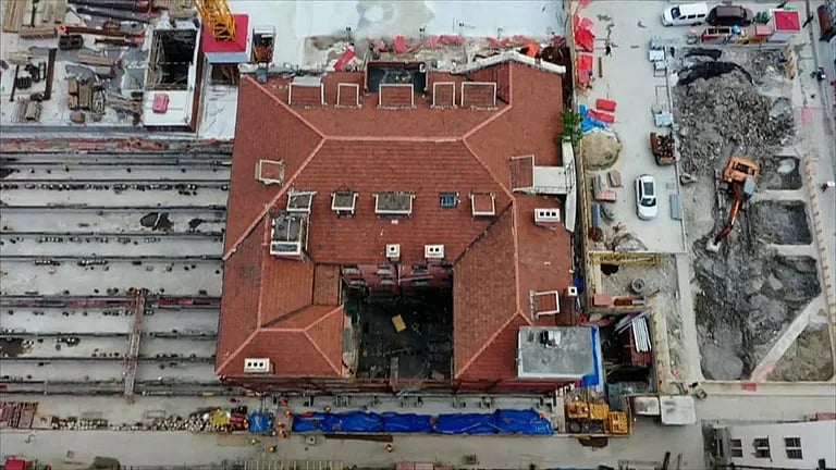 “100 ஆண்டு பழமை.. 3800 டன் எடை.. அலேக்காக நகர்த்தப்பட்ட பிரம்மாண்ட கட்டடம்” : சாத்தியமானது எப்படி? 