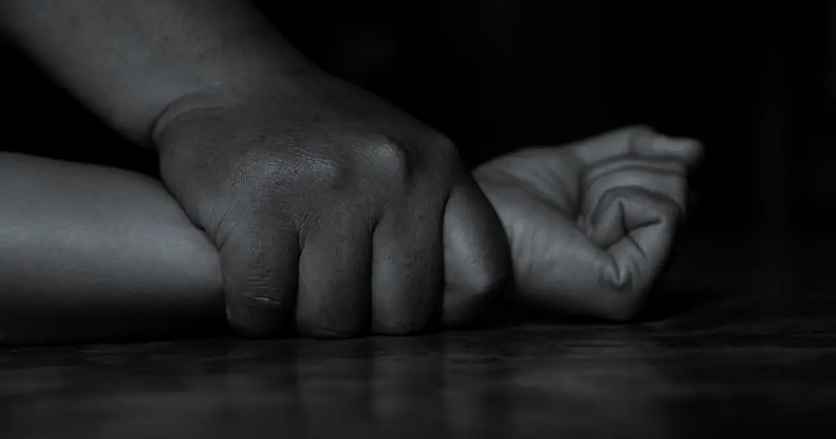 பாலியல் வன்கொடுமை செய்யப்பட்டு பெண் கொலை.. சந்தேகித்த நபரை எரித்துக்கொன்ற ஊர் மக்கள்! பின்னணி என்ன?