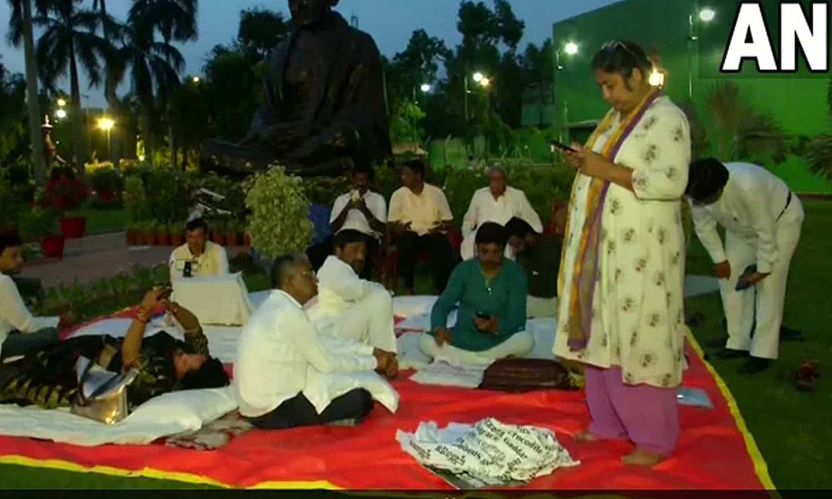 நாடாளுமன்றத்தில் சஸ்பெண்ட் செய்யப்பட்ட MP-க்கள் விடிய விடிய போராட்டம்! பாஜகவுக்கு வலுக்கும் எதிர்ப்பு!