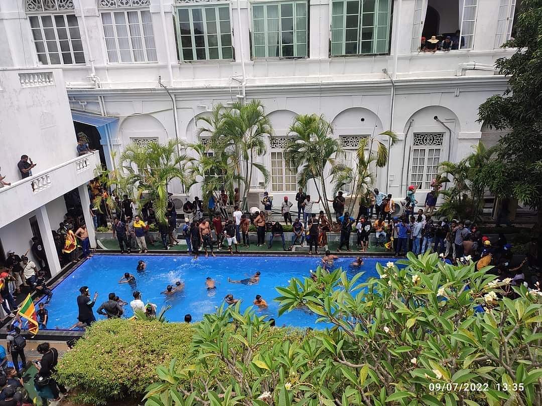 ராஜபக்ஷேக்களின் முகமூடியை சிங்களவர்களே கிழித்தெறிந்து விட்டார்கள்.. இலங்கைக்கு வரலாறு தருகிற பாடம் இது !