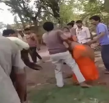 ம.பி-யில் மனைவியை அடித்து தெரு தெருவாக இழுத்து சென்ற கணவன்: மக்கள் கும்பலாக நின்று வேடிக்கை பார்த்த அவலம்