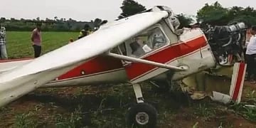 விவசாய நிலத்தில் விழுந்து சுக்குநூறாக உடைந்த சிறிய விமானம்.. பதறியடித்து ஓடிவந்த கிராம மக்கள்!