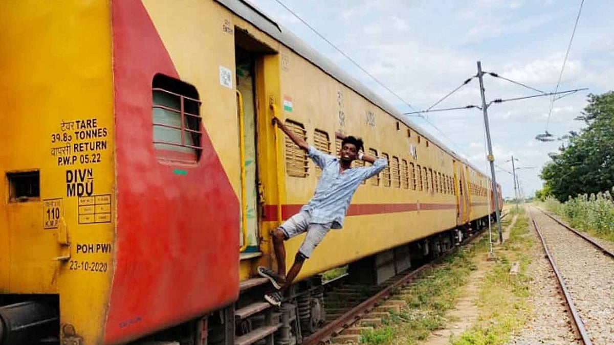 செல்ஃபி மோகத்தால் நடந்த விபரீதம்.. ரயில்பெட்டி மீது ஏறிய பள்ளி மாணவர் மின்சாரம் தாக்கி பரிதாப பலி!