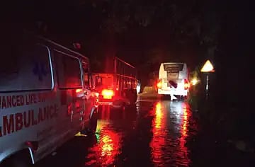 மரம் விழுந்ததால் தடைபட்ட போக்குவரத்து.. ஆம்புலன்சில் குழந்தை பெற்ற கர்ப்பிணி..ஊட்டியில் நெகிழ்ச்சி!