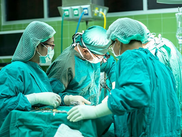 50 வயது நபரின் ஆசன வாய் பகுதியில் சிக்கிய வாட்டர் பாட்டில்.. நடந்தவற்றை கேட்டு மருத்துவர்கள் அதிர்ச்சி!