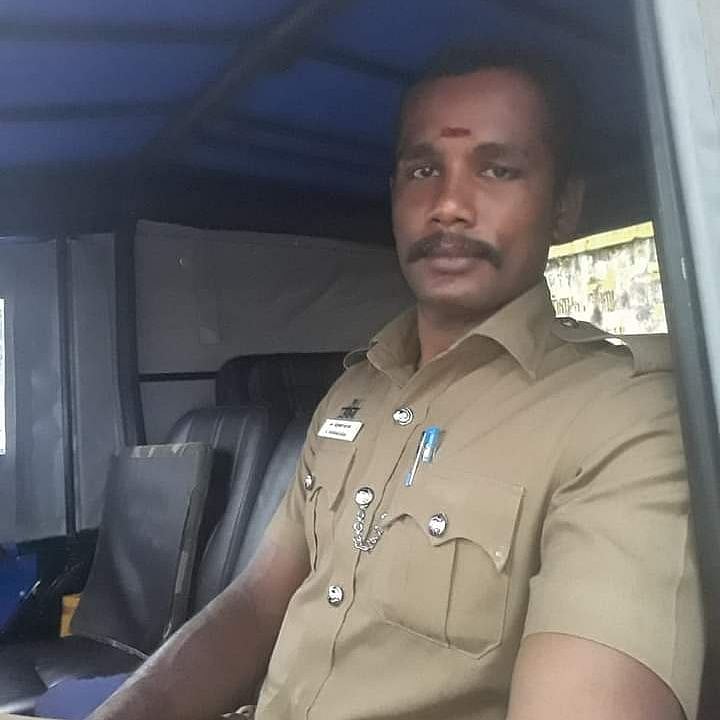 கனமழையால் ராட்சத மண்சரிவு.. சீருடையோடு JCB இயக்கி சாலைகளை சீரமைத்த காவலர் - குவியும் பாராட்டு !