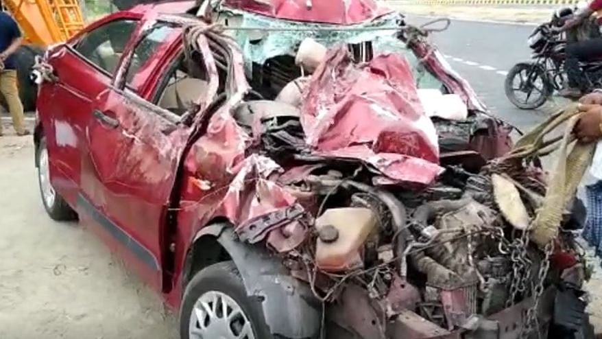 அப்பளம் போல் நொறுங்கிய கார்.. உடல் நசுங்கி கணவன் - மனைவி பரிதாப பலி : நெஞ்சை உருக்கும்  சோக சம்பவம் !