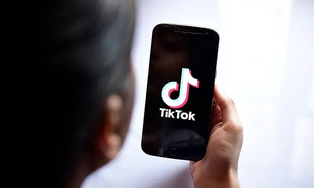 TIKTOK-ன் புதிய விளையாட்டால் உயிரை இழந்த 2 சிறுமிகள்.. கொதித்தெழுந்த அமெரிக்க மக்கள் - பின்னணி என்ன?