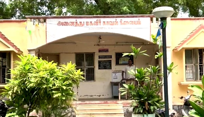 Instagram-ல் பழக்கம்.. சிறுமிக்கு பாலியல் தொல்லை: 10 பவுன் நகையை அடகுவைத்து பணத்தை பங்குபோட்ட நண்பர்கள்!