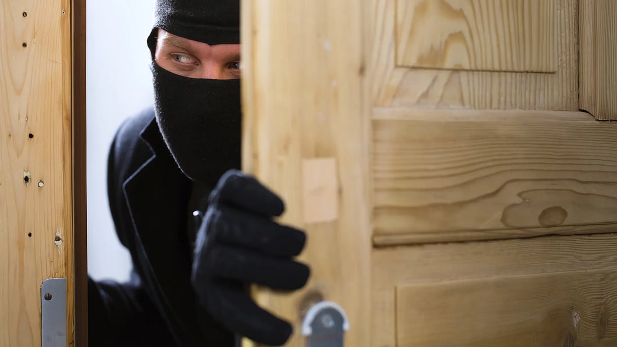 “தூங்கிக்கொண்டிருந்த பெண்ணுக்கு பாலியல் தொல்லை” : பக்கத்து வீட்டு இளைஞர் கைது - விசாரணையில் பகீர் தகவல்!