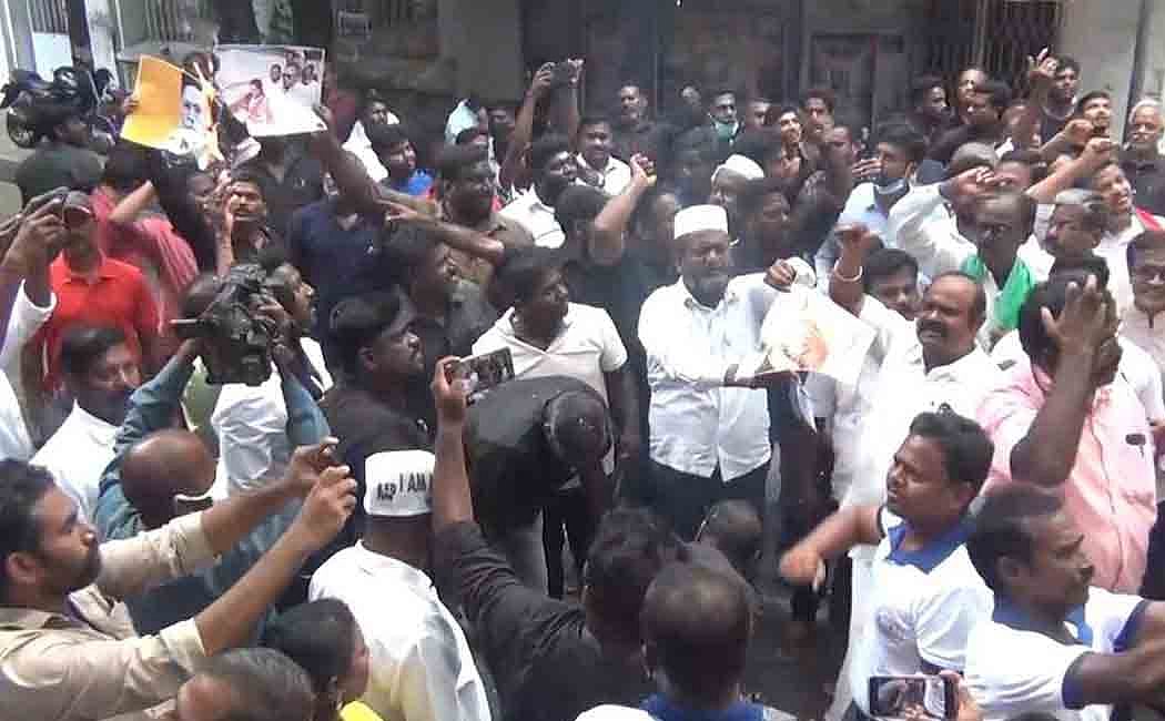 ஆங்கிலேயரிடம் ஓய்வூதியம் பெற்றவர் தியாகியா? - புதுவையில் தீவைத்து எரிக்கப்பட்ட சாவர்க்கர் புகைப்படம் !