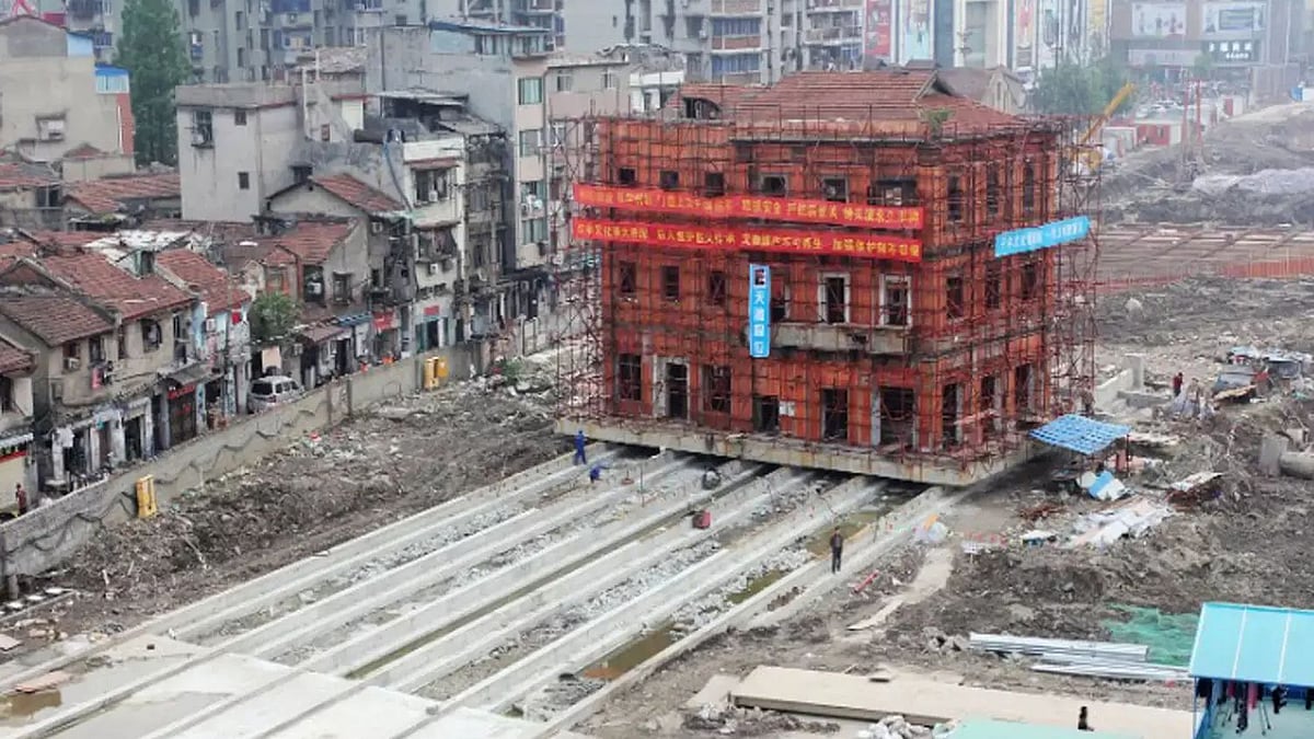 “100 ஆண்டு பழமை.. 3800 டன் எடை.. அலேக்காக நகர்த்தப்பட்ட பிரம்மாண்ட கட்டடம்” : சாத்தியமானது எப்படி? 