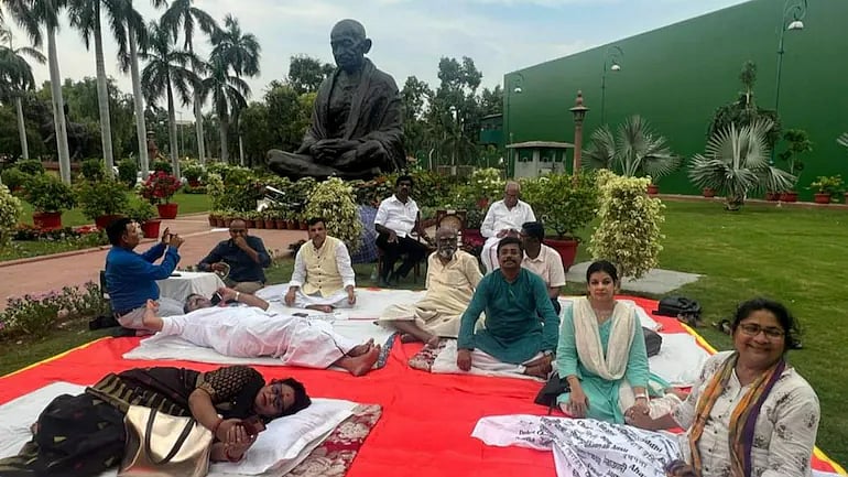 நாடாளுமன்றத்தில் சஸ்பெண்ட் செய்யப்பட்ட MP-க்கள் விடிய விடிய போராட்டம்! பாஜகவுக்கு  வலுக்கும் எதிர்ப்பு! 