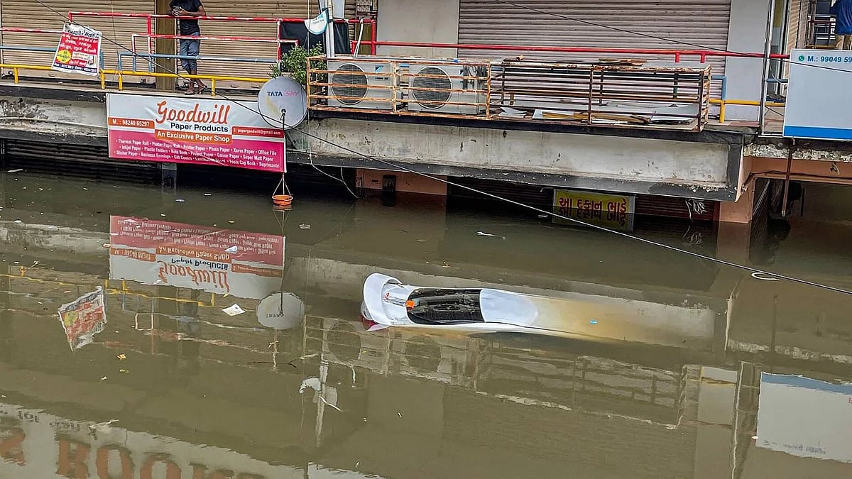 பாஜக-வின் போலி பிம்பத்தை அம்பலப்படுத்திய கனமழை.. குஜராத் மாடல் லட்சனம் இதுதானா?: வெளுத்து வாங்கிய மக்கள்!