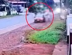 சாலையில் நடந்து சென்ற 2 பேரை இடித்துத் தூக்கி வீசிய கார்.. பதைபதைக்க வைக்கும் CCTV காட்சி!