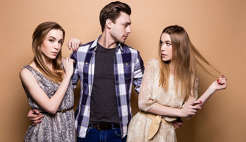 இருவரை ஒரே நேரத்தில் காதலிக்க முடியுமா..? அது எப்போது நிகழும்? அதன் ஆபத்துகளும் விளைவுகளும் என்ன ? 