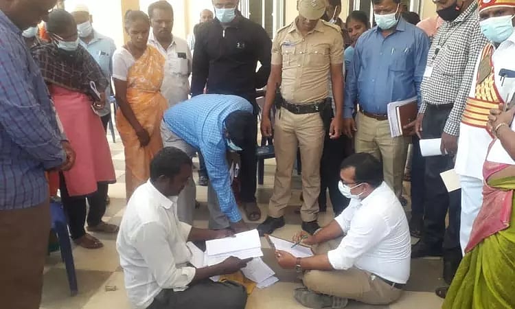 குறைதீர்வு கூட்டம்: தரையில் அமர்ந்து விவசாயியின் கோரிக்கையை கேட்ட கலெக்டர்.. -திருப்பத்தூரில் நெகிழ்ச்சி!