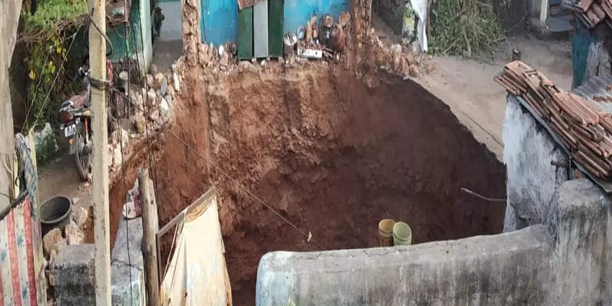 திடீரென விழுந்த விரிசல்.. சில நிமிடங்களில் 50 அடி பள்ளத்தில் புதைந்த வீடு.. மராட்டியத்தில் பரபரப்பு !