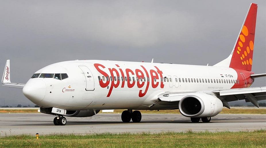 பயணிகளை 1 கி.மீ நடக்க வைத்த SPICEJET .. விமான நிறுவனத்தை வறுத்தெடுக்கும் பயணிகள் !  இதுதான் காரணமா ?